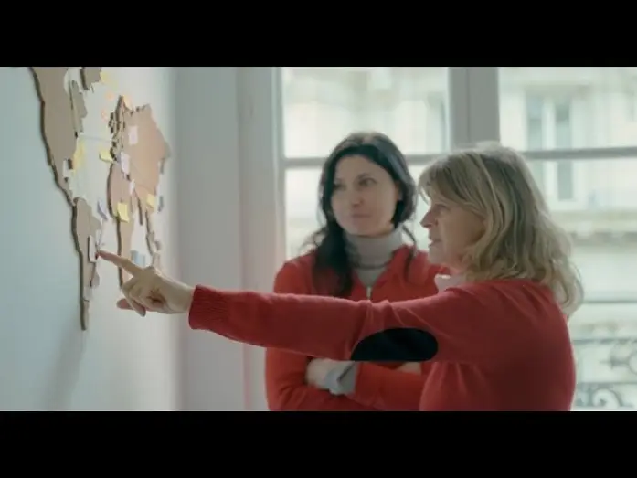 Wideo do filmu Człowiek o tysiącu twarzy — L' HOMME AUX MILLE VISAGES de Sonia Kronlund - Bande-annonce - sortie le 17 avril 2024