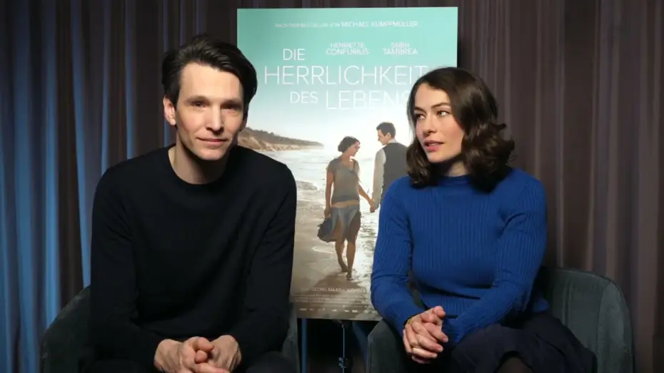 Wideo do filmu Die Herrlichkeit des Lebens — DIE HERRLICHKEIT DES LEBENS - Henriette Confurius & Sabin Tambrea über den Film - ab 14.3. im Kino.