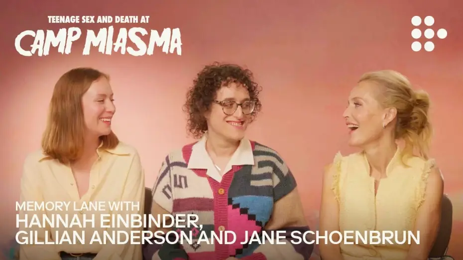Wideo do filmu Miłość, śmierć i dojrzewanie w Camp Miasma — Memory Lane with Jane Schoenbrun, Gillian Anderson &  Hannah Einbinder