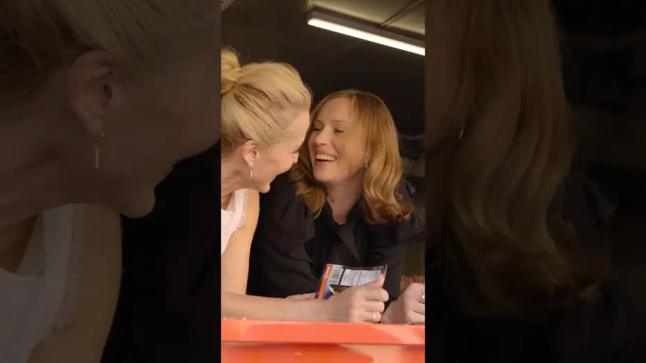 Wideo do filmu Teenage Sex and Death at Camp Miasma — Gillian Anderson & Hannah Einbinder at the TEENAGE SEX AND DEATH AT CAMP MIASMA food truck pop-up.