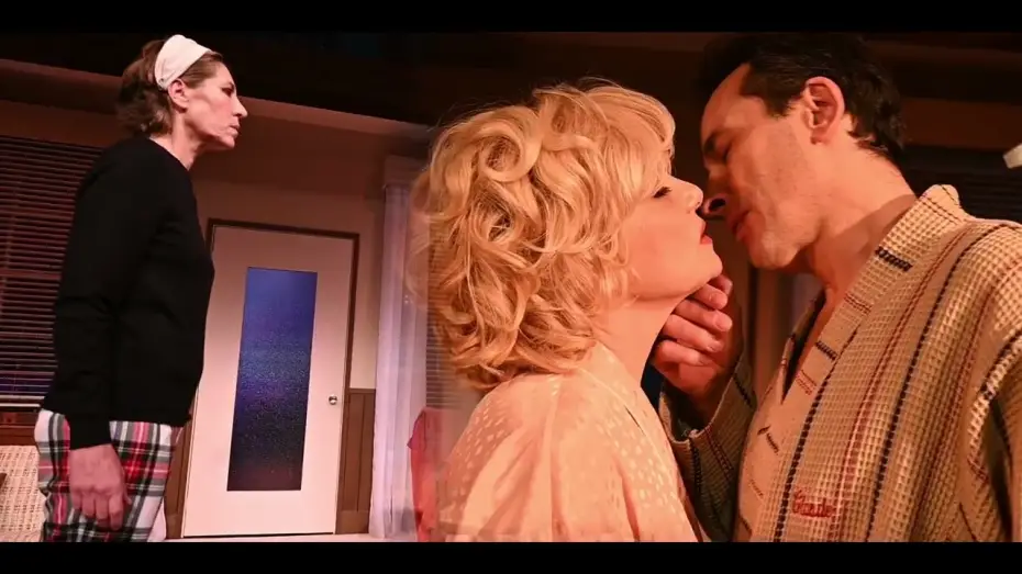 Wideo do filmu Bungalow 21 — BUNGALOW 21 - Théâtre de la Madeleine - Bande annonce