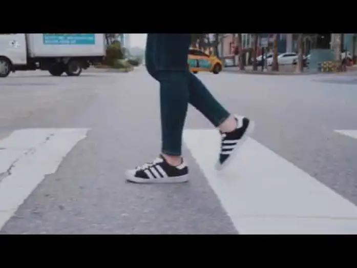 Wideo do filmu the crazy guy — Real Life People Walking - Visual Sequence / EveryDay Life / FREE stock footage #noncopyrightvideos