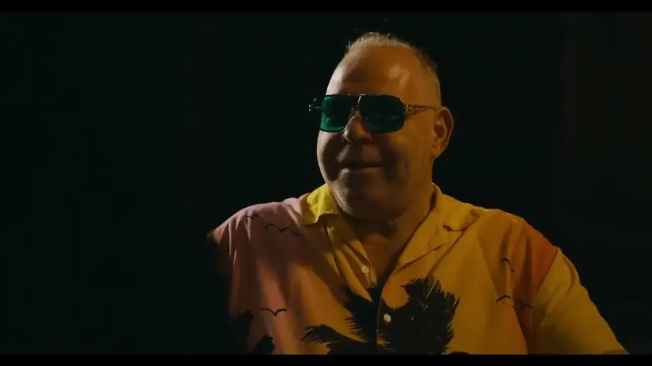 Wideo do filmu Director's Cut — "Menace"