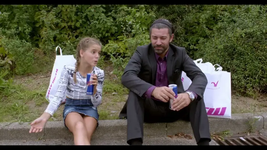 Wideo do filmu Bodyguard for Sweetheart — Edit - Story of "Emelie" mit dem Film-Soundtrack "Dear Devil" von Juma (Urheber mit Urheberrecht)