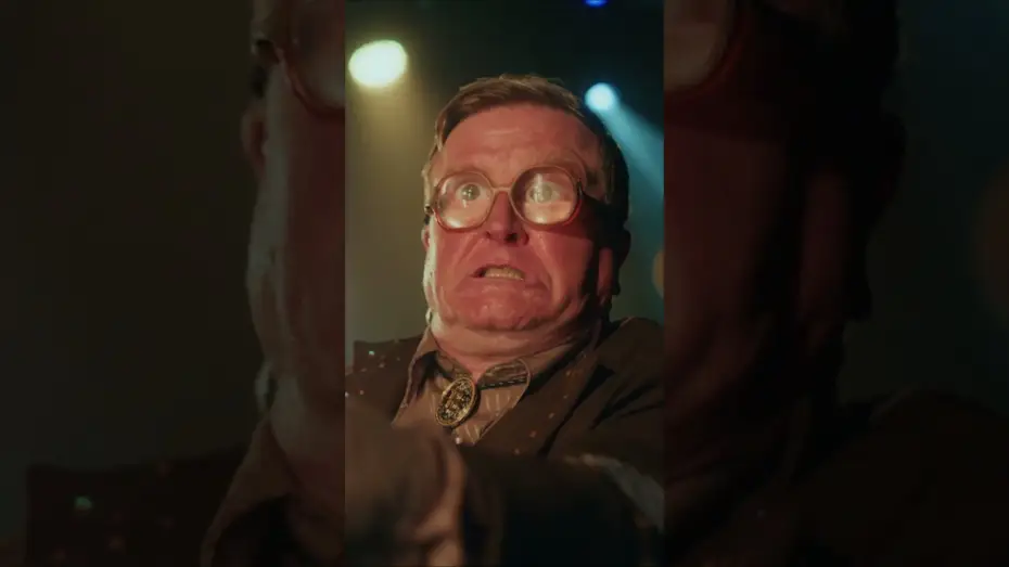 Wideo do filmu Stojąc na ramionach kociaków — Watch Now