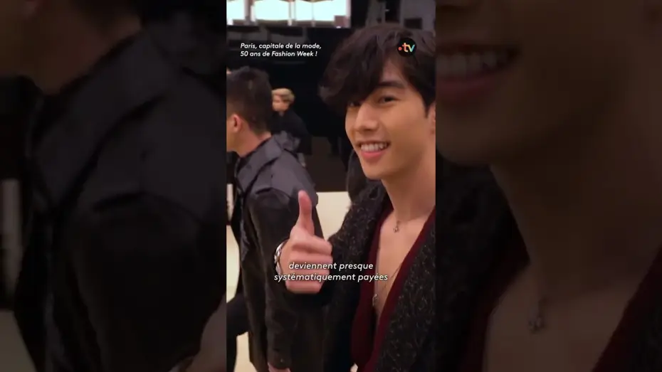 Wideo do filmu Paris capitale de la mode, 50 ans de Fashion Week ! — Quand #Lisa de #BlackPink débarque à la #FashionWeek !