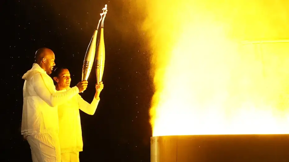 Wideo do filmu Cérémonie d'ouverture des Jeux Olympiques de Paris 2024 — JO PARIS 2024 - Marie-José Pérec et Teddy Riner allument ensemble la vasque olympique qui s'envole