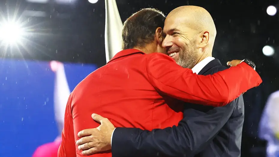 Wideo do filmu Cérémonie d'ouverture des Jeux Olympiques de Paris 2024 — JO PARIS 2024 - Zidane transmet la flamme olympique à Rafael Nadal lors de la cérémonie d'ouverture