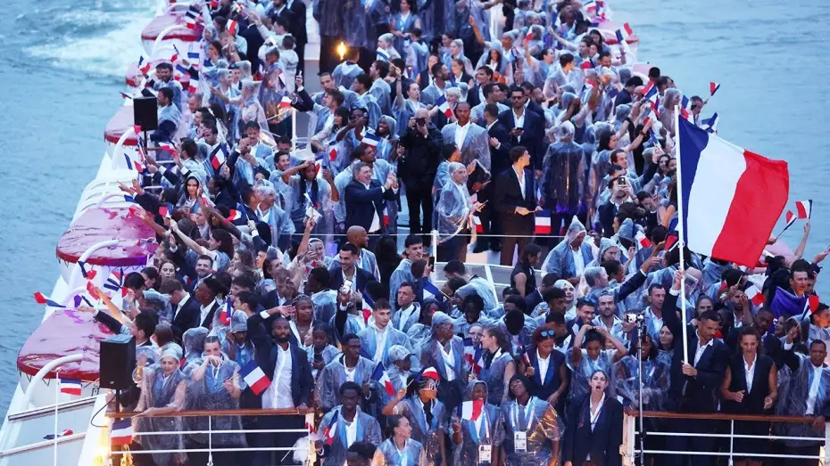Wideo do filmu Cérémonie d'ouverture des Jeux Olympiques de Paris 2024 — JO PARIS 2024 - Le bateau de l'Équipe de France défile au son de "Que je t'aime" de Johnny