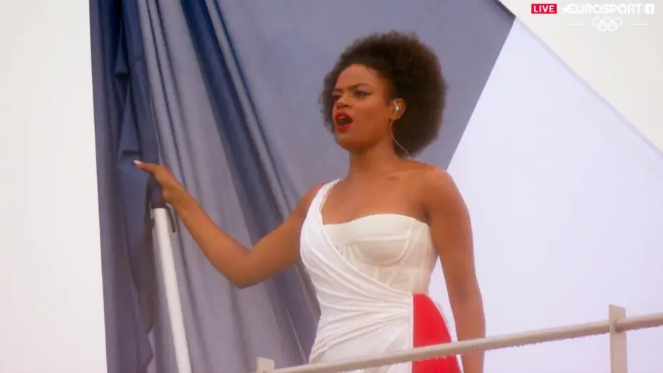Wideo do filmu Cérémonie d'ouverture des Jeux Olympiques de Paris 2024 — JO PARIS 2024 - L'incroyable Marseillaise d'Axelle Saint-Cirel sur le toit du Grand Palais