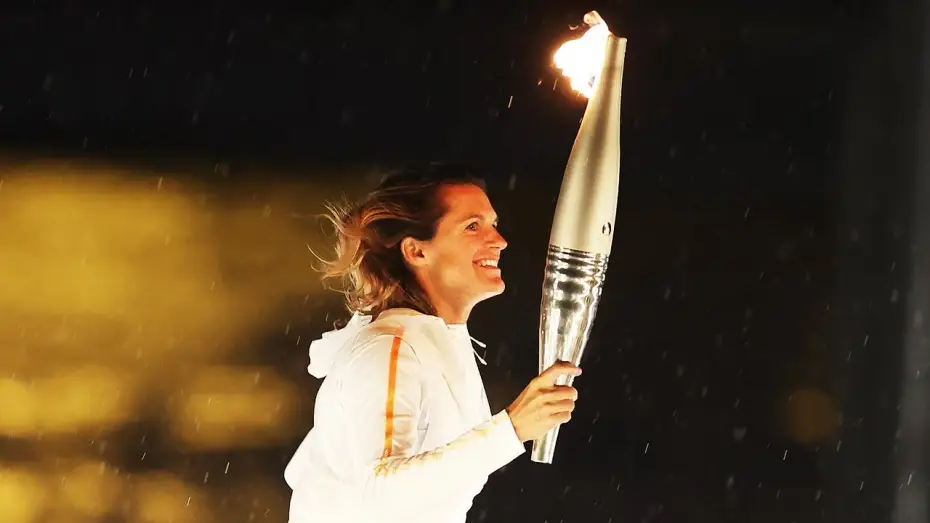 Wideo do filmu Cérémonie d'ouverture des Jeux Olympiques de Paris 2024 — JO PARIS 2024 - Mauresmo, Douillet, Manaudou : 24 porteurs de la flamme olympique pour finir