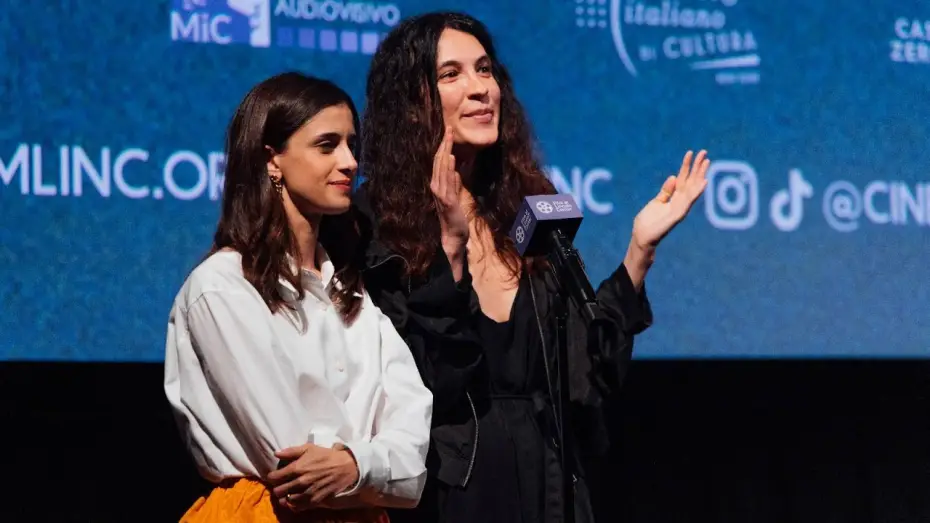 Wideo do filmu Il rapimento di Arabella — Carolina Cavalli and Benedetta Porcaroli on The Kidnapping of Arabella