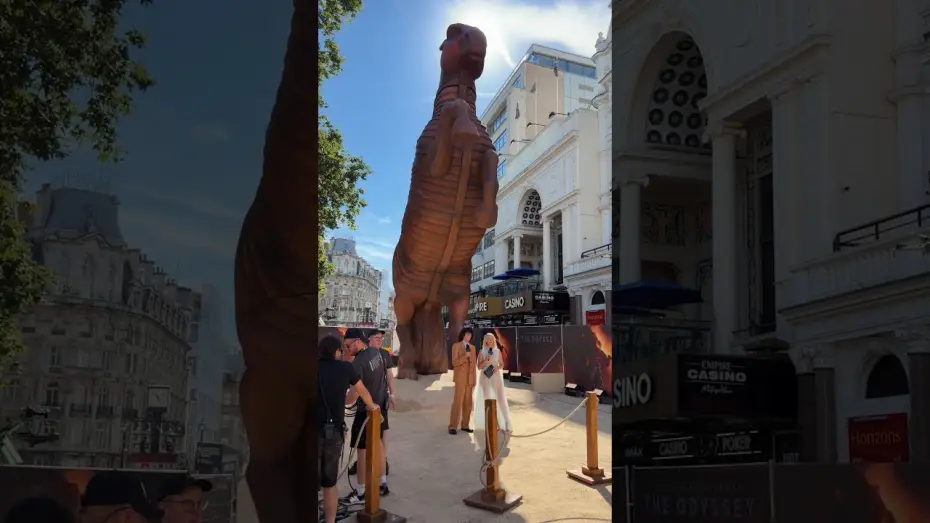 Wideo do filmu Odyseja — Behind the scenes on the Trojan Horse for the World Premiere of The Odyssey in London.