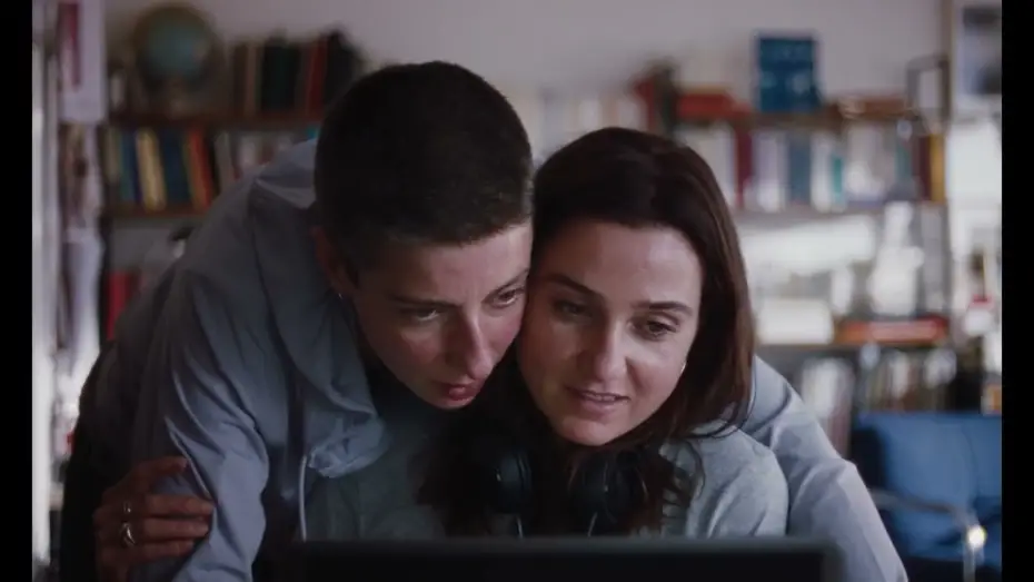 Wideo do filmu Julian — JULIAN : un amour lesbien tournant au tragique (bande-annonce)