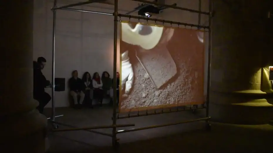 Wideo do filmu Harria eta Poltsa — Maddi Barberren 'Harria eta Poltsa' instalazio artistikoa