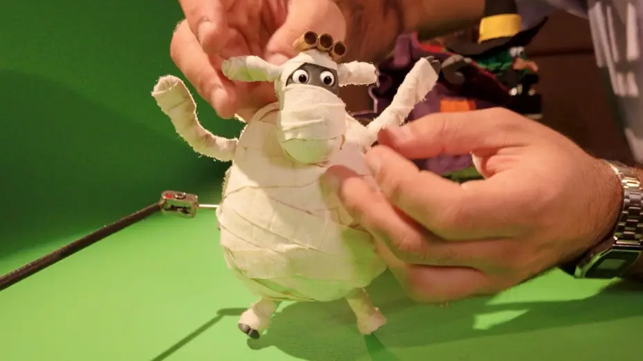 Wideo do filmu Baranek Shaun i kudłata bestia — Meet our animators! | Aardman Animations Stop Motion Behind the Scenes