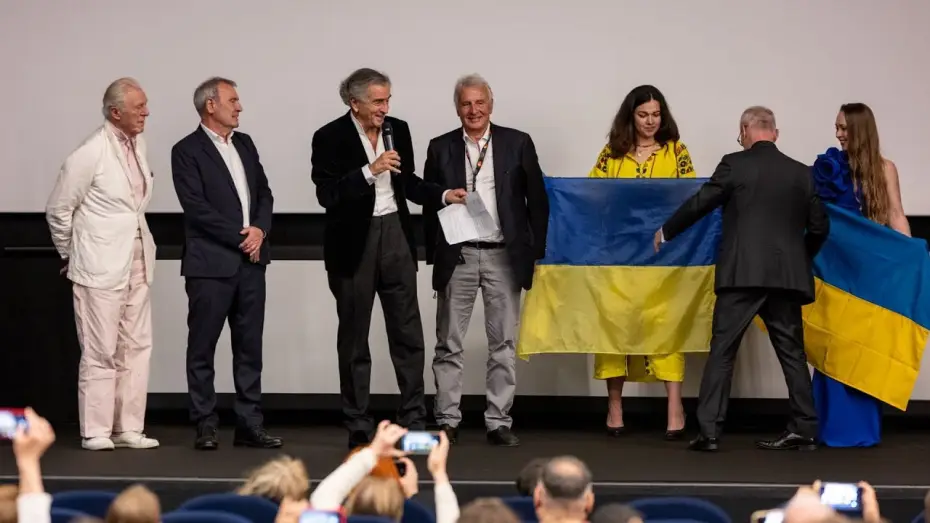 Wideo do filmu Notre Guerre — Bernard-Henri Lévy - Projection du film "Notre Guerre" au Festival de Cannes (13 mai 2025)