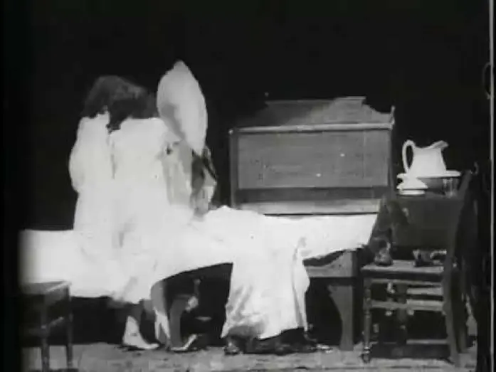 Wideo do filmu Pillow Fight — Pillow Fight