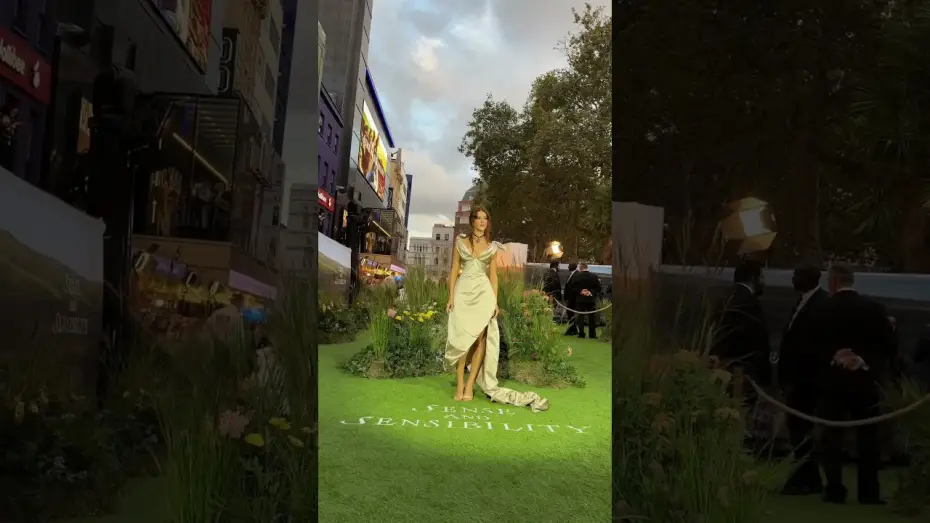 Wideo do filmu Rozważna i romantyczna — Daisy Edgar-Jones walks the red carpet at the World Premiere of SENSE AND SENSIBILITY.