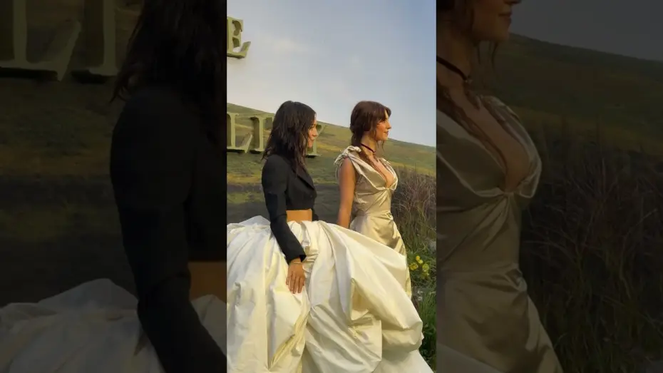 Wideo do filmu Rozważna i romantyczna — Daisy Edgar Jones and Esmé Creed-Miles reunite at the World Premiere of SENSE AND SENSIBILITY.