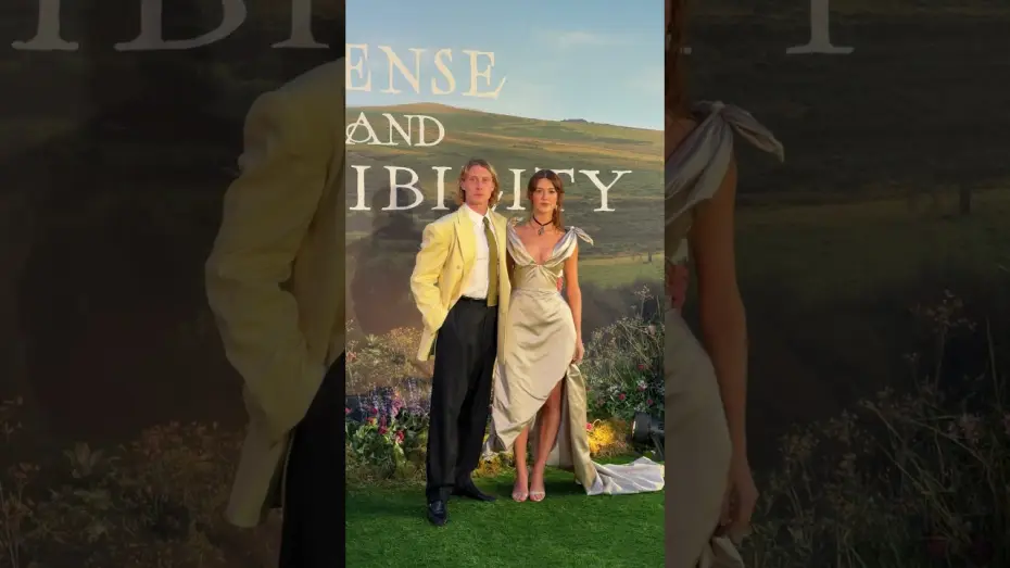 Wideo do filmu Rozważna i romantyczna — Daisy Edgar-Jones and George MacKay reunite at the World Premiere of SENSE AND SENSIBILITY.