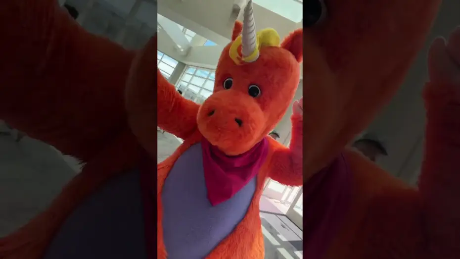 Wideo do filmu Buddy — "It's Buddy!" Watch the Beloved Bright Orange Unicorn Spread Love at SAN DIEGO COMIC-CON
