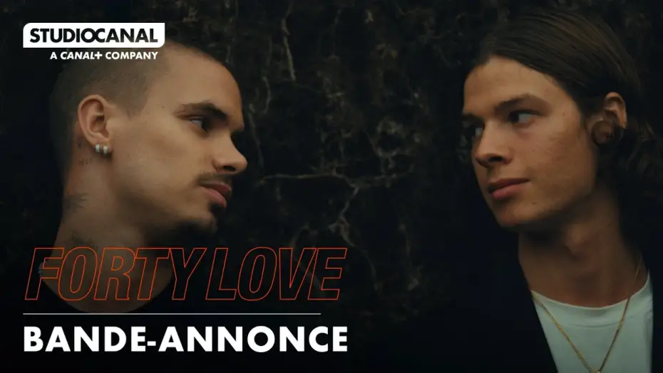 Wideo do filmu Forty Love — FORTY LOVE – Bande-annonce – Paul Kircher / Romeo Beckham (2026)