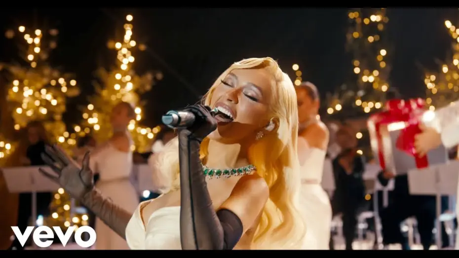 Wideo do filmu Christina Aguilera: Christmas in Paris — Christina Aguilera - My Favorite Things (Live from the Eiffel Tower)