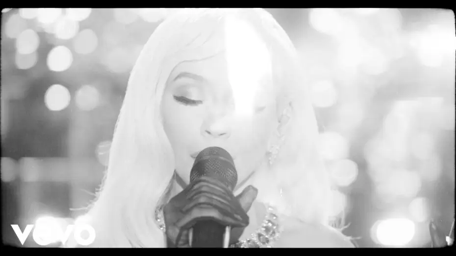 Wideo do filmu Christina Aguilera: Christmas in Paris — Christina Aguilera - Someday at Christmas (Live from the Eiffel Tower)