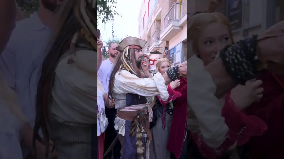 Wideo do filmu Ebenezer Scrooge. Opowieść wigilijna — Johnny Depp meets his iconic characters as Ebenezer