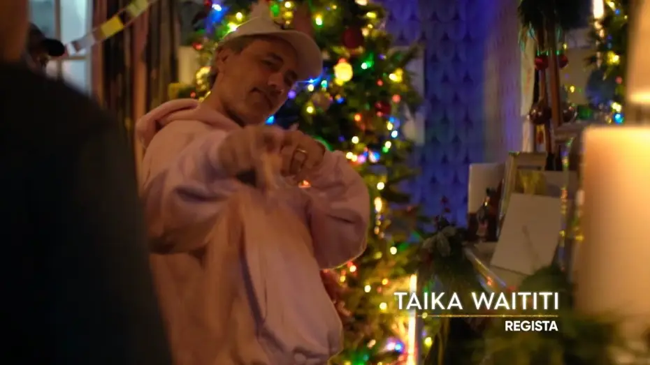 Wideo do filmu Świąteczna opowieść: Nasze najlepsze święta — BTS Featurette con Taika Waititi | Il Corto di Natale Disney: Il Miglior Natale di Sempre