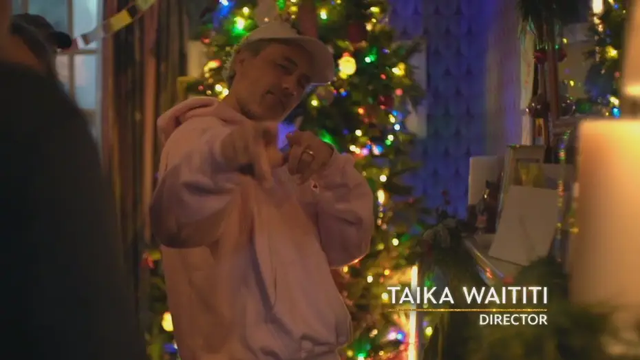 Wideo do filmu Świąteczna opowieść: Nasze najlepsze święta — BTS Featurette with Taika Waititi