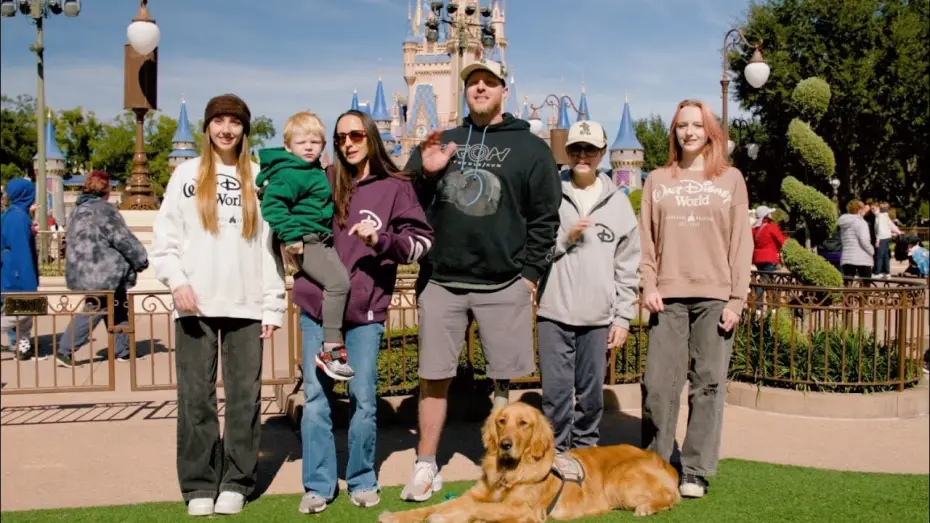 Wideo do filmu The Wonderful World of Disney: Holiday Spectacular — Veteran Surprised with Walt Disney World Family Vacation