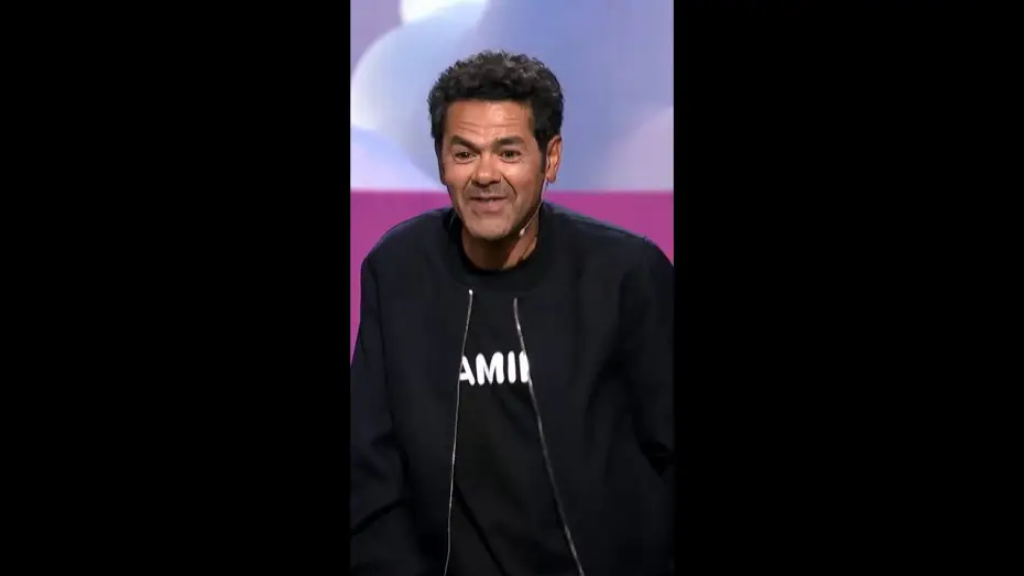 Wideo do filmu Juste pour Rire Montréal 2025 — Vous avez déjà vu un Quebecois énervé ? Moi jamais. #JustePourRire #JamelDebbouze