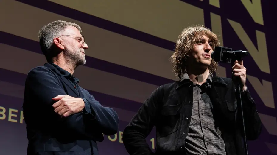 Wideo do filmu Cameron Winter at Carnegie Hall — Paul Thomas Anderson and Cameron Winter Introduce Cameron Winter at Carnegie Hall