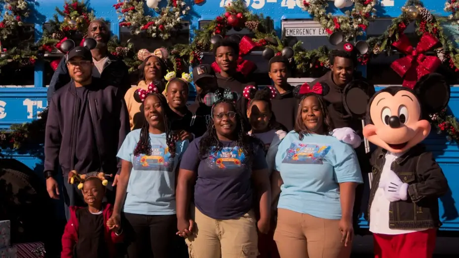 Wideo do filmu Disney Parks Magical Christmas Day Parade — Oklahoma Sisters Surprised with Disney World Vacation | Disney Parks Magical Christmas Day Parade