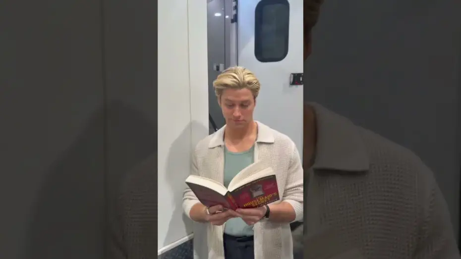 Wideo do filmu Pomoc domowa 2. Sekret — Welcome home, Brock. Stephen Kalyn joins the cast of The Housemaid’s Secret.