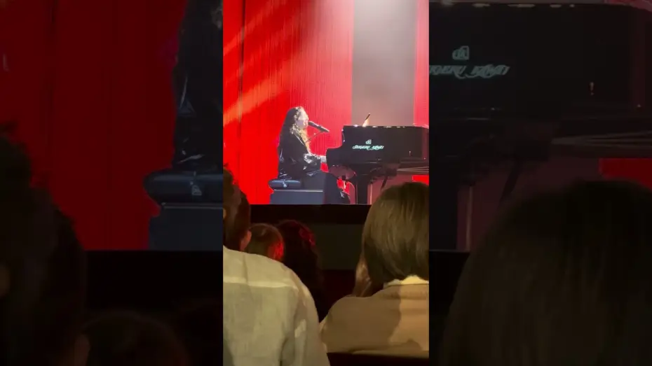 Wideo do filmu The songs of Joni Mitchell au Casino de Paris — Yaël Naïm "Both sides now" - 17/11/25 - Casino de Paris