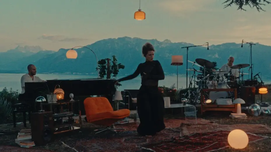 Wideo do filmu Selah Sue and the Gallands - Lake Session at Montreux — Selah Sue & The Gallands – Lake Session at Montreux - "Invincible" (Omar Apollo Cover)