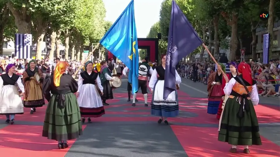 Wideo do filmu La Grande Parade des Nations celtes — Grande Parade des Nations Celtes 2026 - Grupu Etnográficu L'Oriente, Llacin (Asturies)