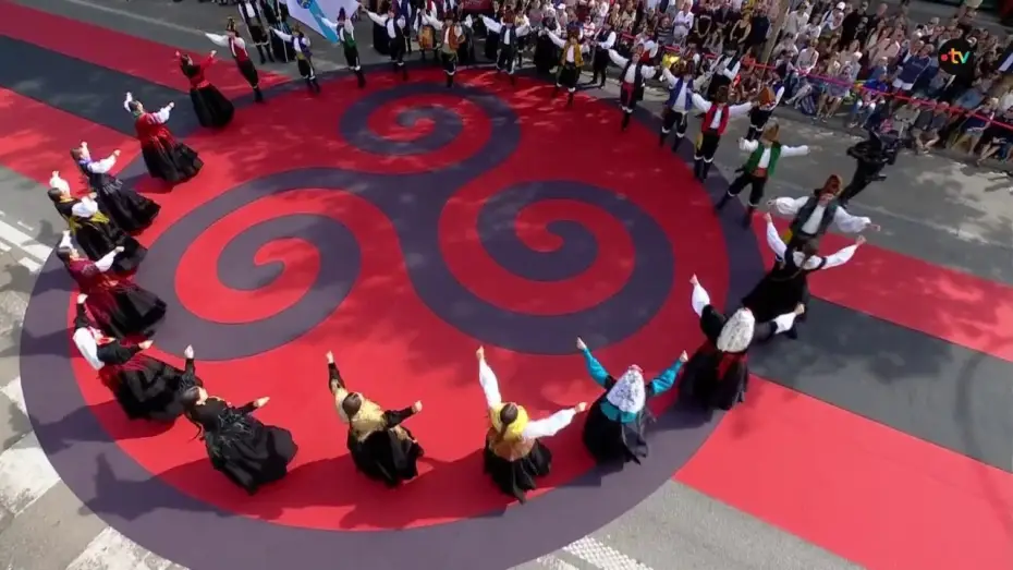 Wideo do filmu La Grande Parade des Nations celtes — Grande Parade des Nations Celtes 2026 - Grupo de baile Tequexetéldere (Galice)