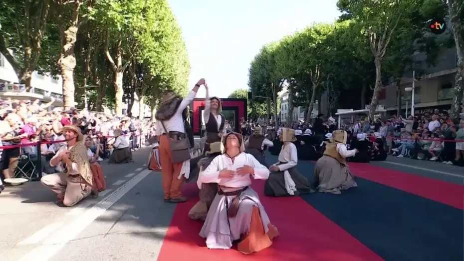Wideo do filmu La Grande Parade des Nations celtes — Grande Parade des Nations Celtes 2026 - Le cercle Festerion ar Brug (Pluneret)