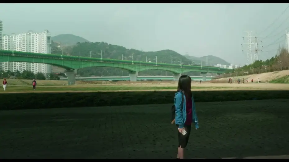 Wideo do filmu 멀리 있는 집 — BIFF2026 Trailer | 멀리 있는 집 The Distant Home | 와이드 앵글 - 한국 단편 경쟁