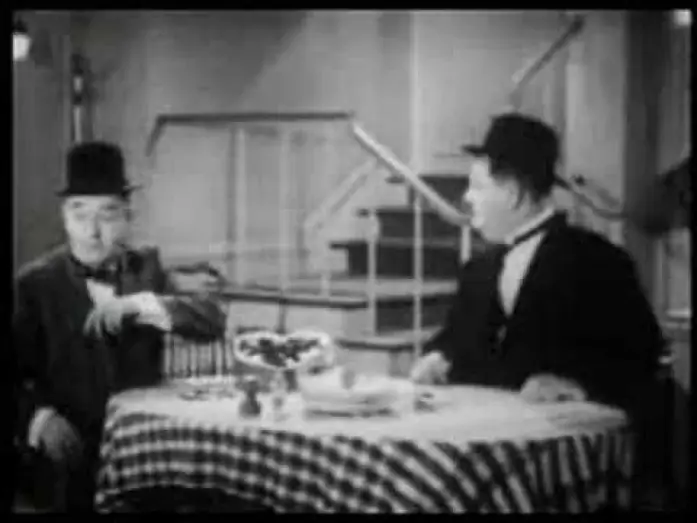 Wideo do filmu Flip i Flap w Legii Cudzoziemskiej — The Flying Deuces Trailer (1939)