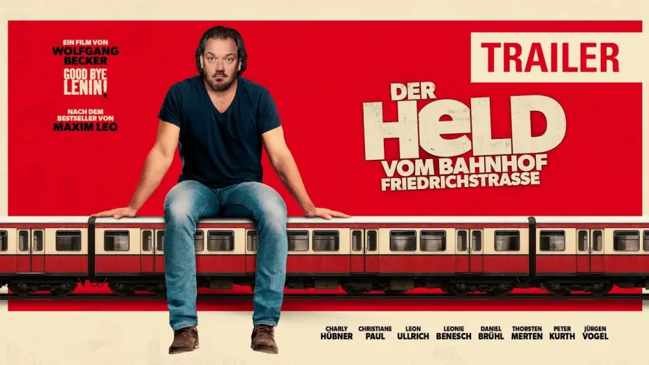 Wideo do filmu Der Held vom Bahnhof Friedrichstraße — DER HELD VOM BAHNHOF FRIEDRICHSTRASSE | Trailer | ab 11. Dezember 2025 im Kino
