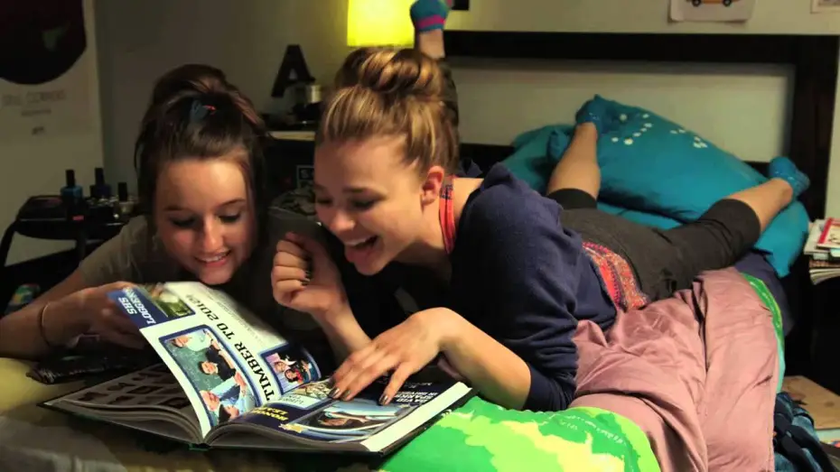 Wideo do filmu Życie nie gryzie — GIRLS ONLY bande annonce VF