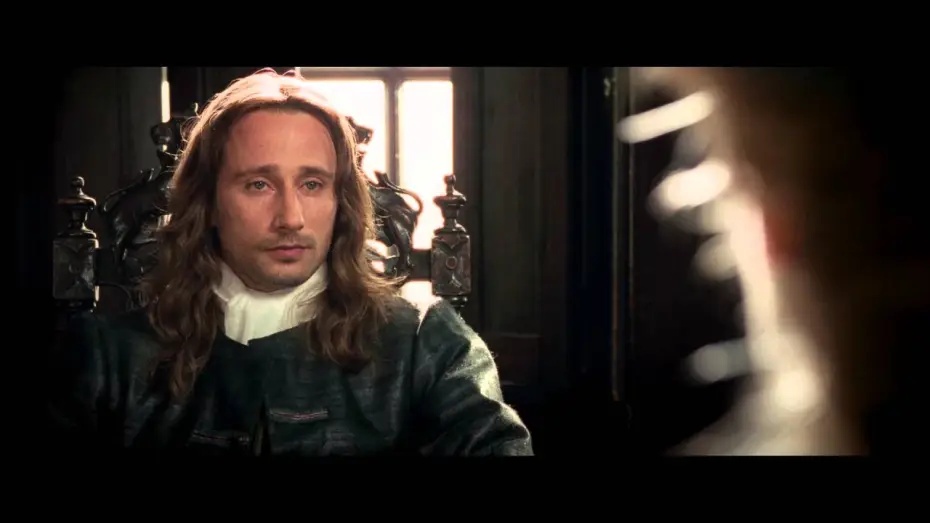Wideo do filmu Odrobina chaosu — LES JARDINS DU ROI Extrait La rencontre VF