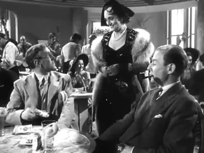 Wideo do filmu Szajka z Lawendowego Wzgórza — De l'or en barres ( extrait VF )