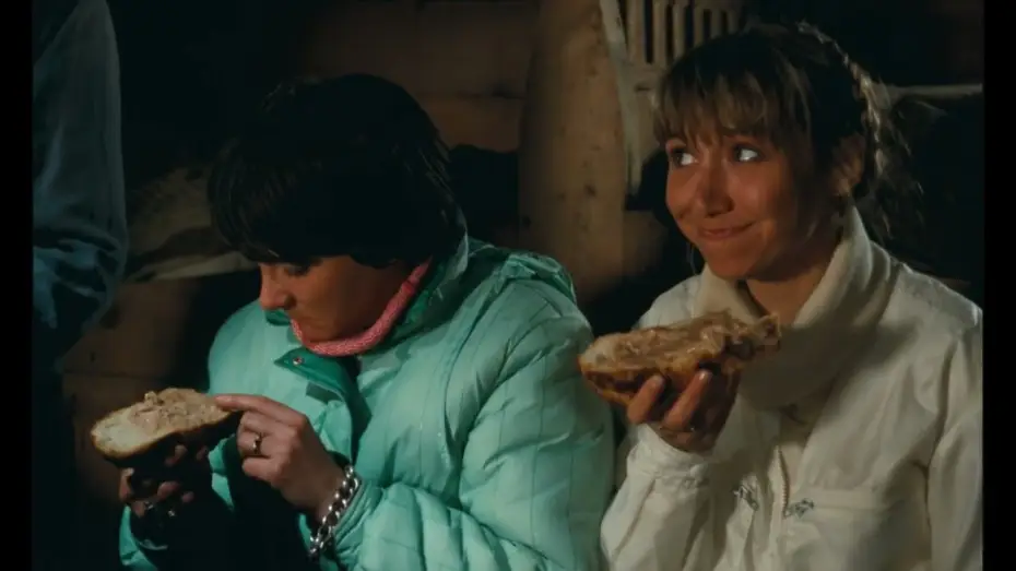 Wideo do filmu Slalom Niespecjalny — LES BRONZÉS FONT DU SKI | Extrait - Dégustation paysanne