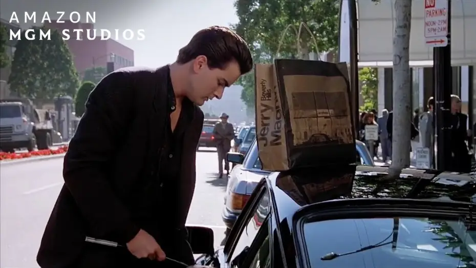 Wideo do filmu Ziemia poza prawem — Stealing A Car In Broad Daylight